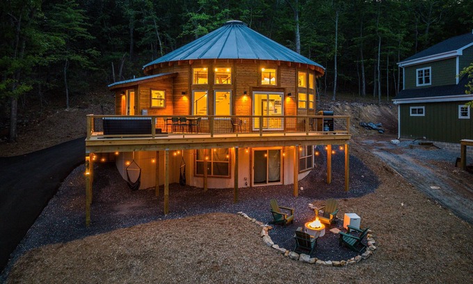 McGaheysville Cabin | Yurt Retreat, Hot Tub, Loft w/Shuffleboard, Mtn Views, Fire Pit, EV charger