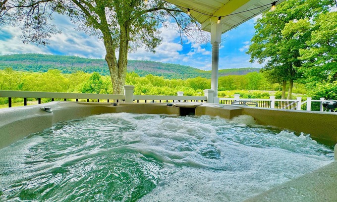 Gardiner House | Yuzu-stunning mountain views family home with a hot tub and a camper, sleeps 15