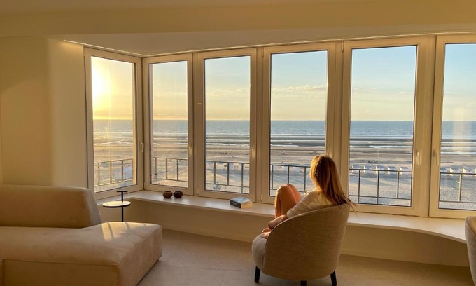 Oostduinkerke-Bad Apartment | Zeedijk Oostduinkerke frontaal zeezicht - volledig gerenoveerd 2022!