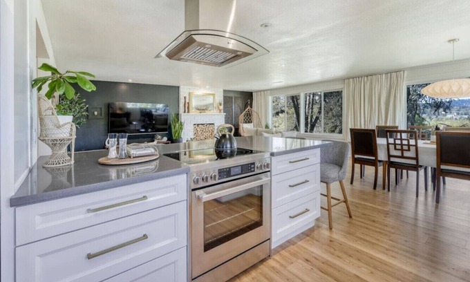 Amazon House | Zen Haus suite A&B · Luxe Spacious Retreat, UofO 1 mile, KING beds, soaking tub