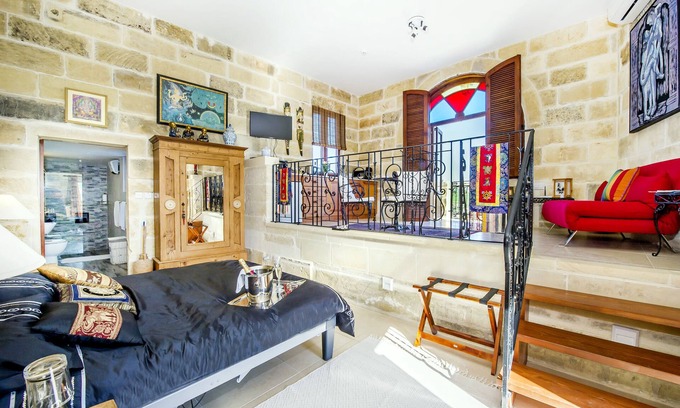 Ta' Għammar Apartment | Zen Hideaway in Self-Catering Penthouse Suite with communal pool (self-catering)