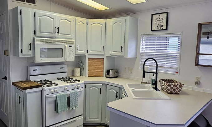 Sherkston Cottage | Zen paradise in Sherkston Shores!