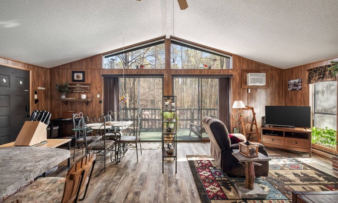 The Woods Ski Chalet | Zen Vibe w Fireplace, Grill, Deck & Screened Porch