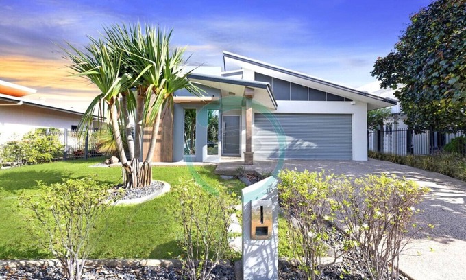 Muirhead House | Zenhouse Prestige: Modern ~ Stylish ~ Private Lawn
