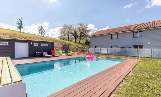 La Roche-Blanche House | Zenith d'Auvergne pool house in Clermont Ferrand, ideal for families