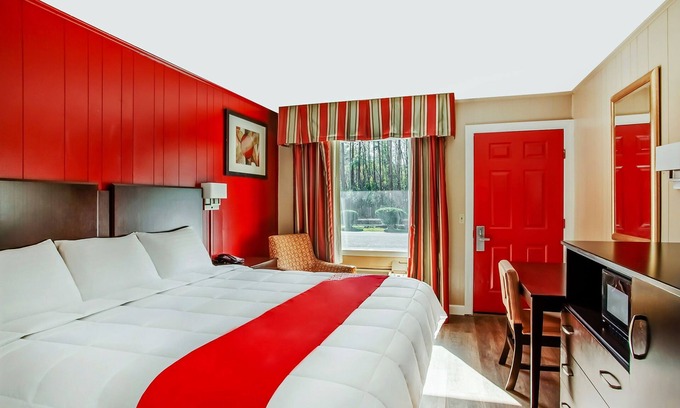 Ridgeland Hotel | Zipline Adventure in Turpin Park! Near Old House Plantation! Free Parking!