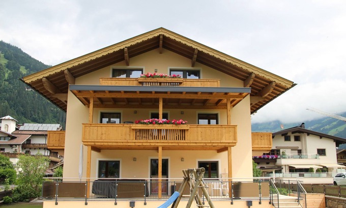 Zell am Ziller Apartment | Zorn-Pauli vacation apartment, spacious with a beautiful view of the mountains