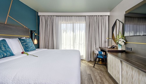 Superior Suite, 1 King Bed, Balcony, Partial Ocean View