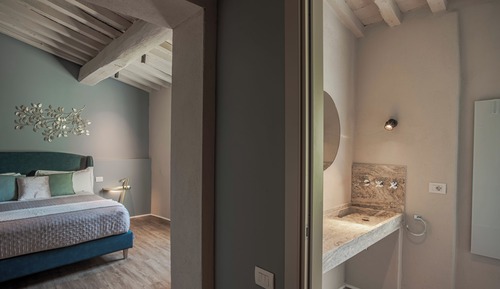 Deluxe Double Room, Bathtub