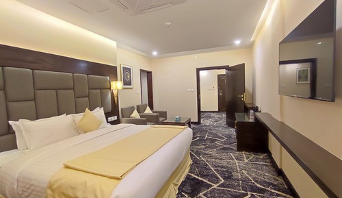 Honeymoon Suite, 1 King Bed (Pine View)