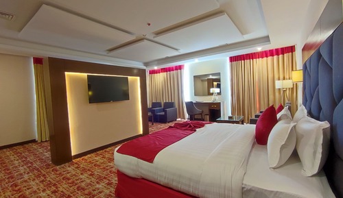 Suite (Panoramic Suite, Valley View)