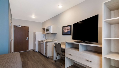 Queen Suite w/ Dishwasher (Dishes/Cookware Included)