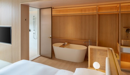 Deluxe Studio Suite, 1 Queen Bed, Balcony, Garden View