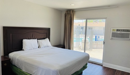 Basic Room, 1 King Bed