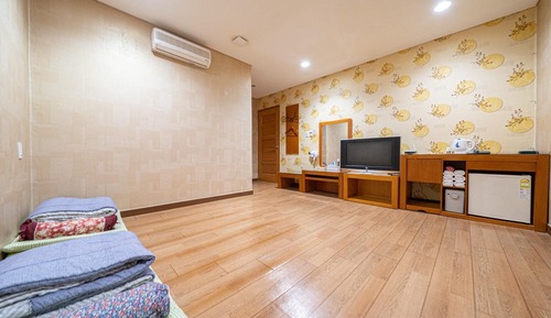 Room (Ondol (additional fee of 20000 KRW pe)