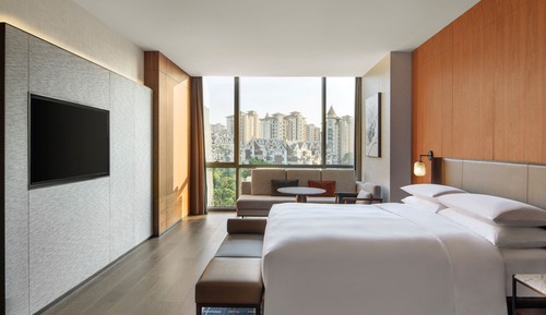 Club Suite, 1 King Bed, Garden View