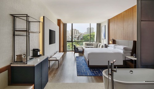 Club Room, 1 King Bed, Garden View