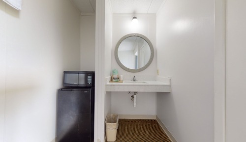 Classic Room, 1 King Bed, Poolside