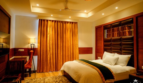 Deluxe Room, 1 King Bed, City View