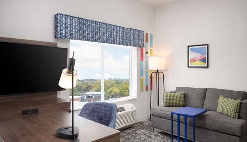 Studio, 1 King Bed, Refrigerator & Microwave (Wet bar)