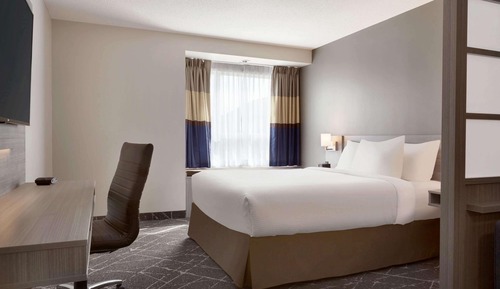 Business Suite, 1 Queen Bed with Sofa bed, Fridge, Microwave, Non Smoking