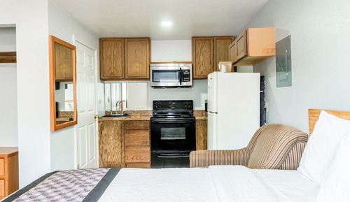 Room, 1 King Bed, Non Smoking, Kitchenette