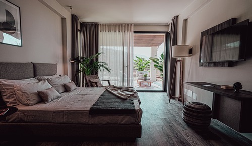 Exclusive Studio Suite, Jetted Tub