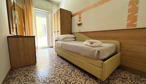 Basic Single Room, Air conditioning, Courtyard View