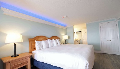 Skippers Deck Oceanfront One King