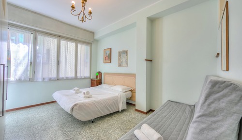 Family Apartment, 3 Bedrooms, Lakeside (Il Porticciolo Stresa Stunning Lake)