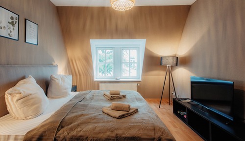 *Big City* 2-Room Apartment with Eat-in Kitchen