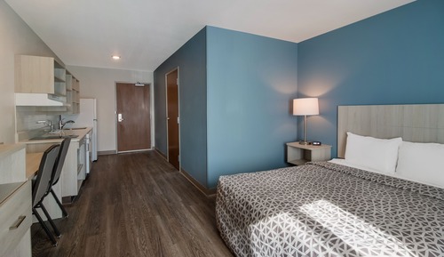 Queen Suite with Sofa and Dishwasher (Dishes/Cookware Included)