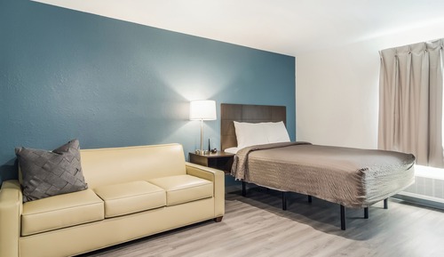 Queen Suite w/ Dishwasher (Dishes/Cookware Included)