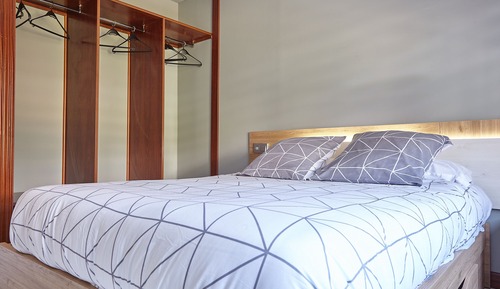 Room with king size bed, mountain view
