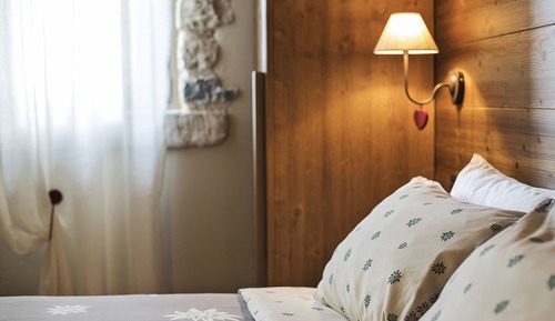 Comfort Room, 1 Queen Bed, Private Bathroom, Mountain View