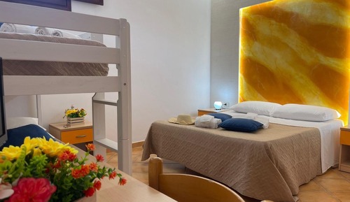 Basic Quadruple Room (Arancione)