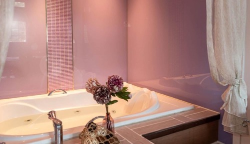 Room (Room 201 (Spa))