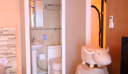 Room (Luxury Building)