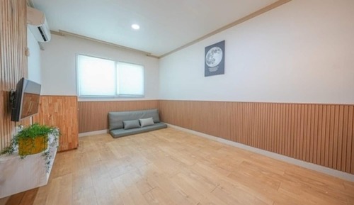 Room (Room 202 [Netflix Disney Ondol Room])