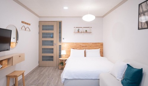 Room (Room 103 [Netflix Disney Bed Room])