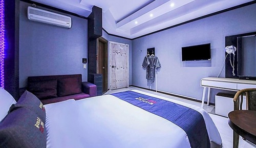 Room ([Motel Building]-Queen Room 103 (Stud)