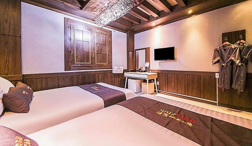 Room ([Motel Building]-Queen + Queen Room 2)