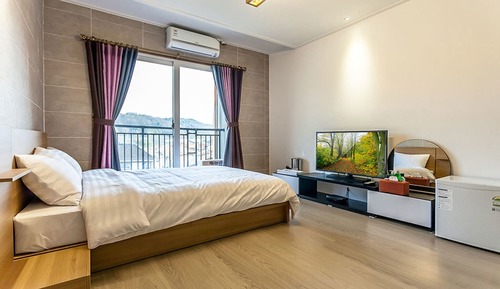 Room (3-family room)