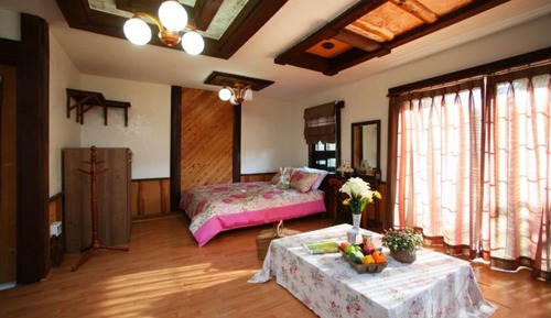 Room (Morning in the woods)