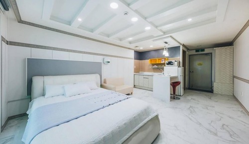 Room (Outdoor Pool Couple Room 206)