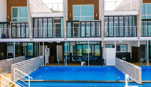 Room (103 Outdoor Pool Type B Family Room)