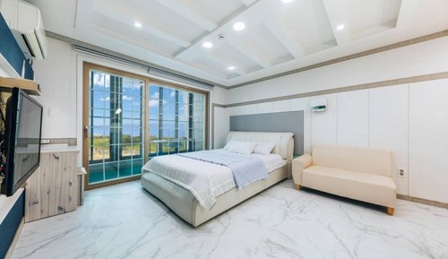 Room (Outdoor Pool Couple Room 202)