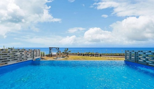 Room (101 Outdoor Pool Type A Family Room)