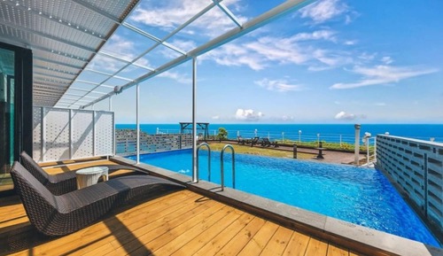 Room (102 Outdoor Pool Type A Family Room)