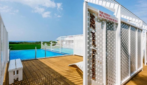 Room (Outdoor Pool Couple Room 204)